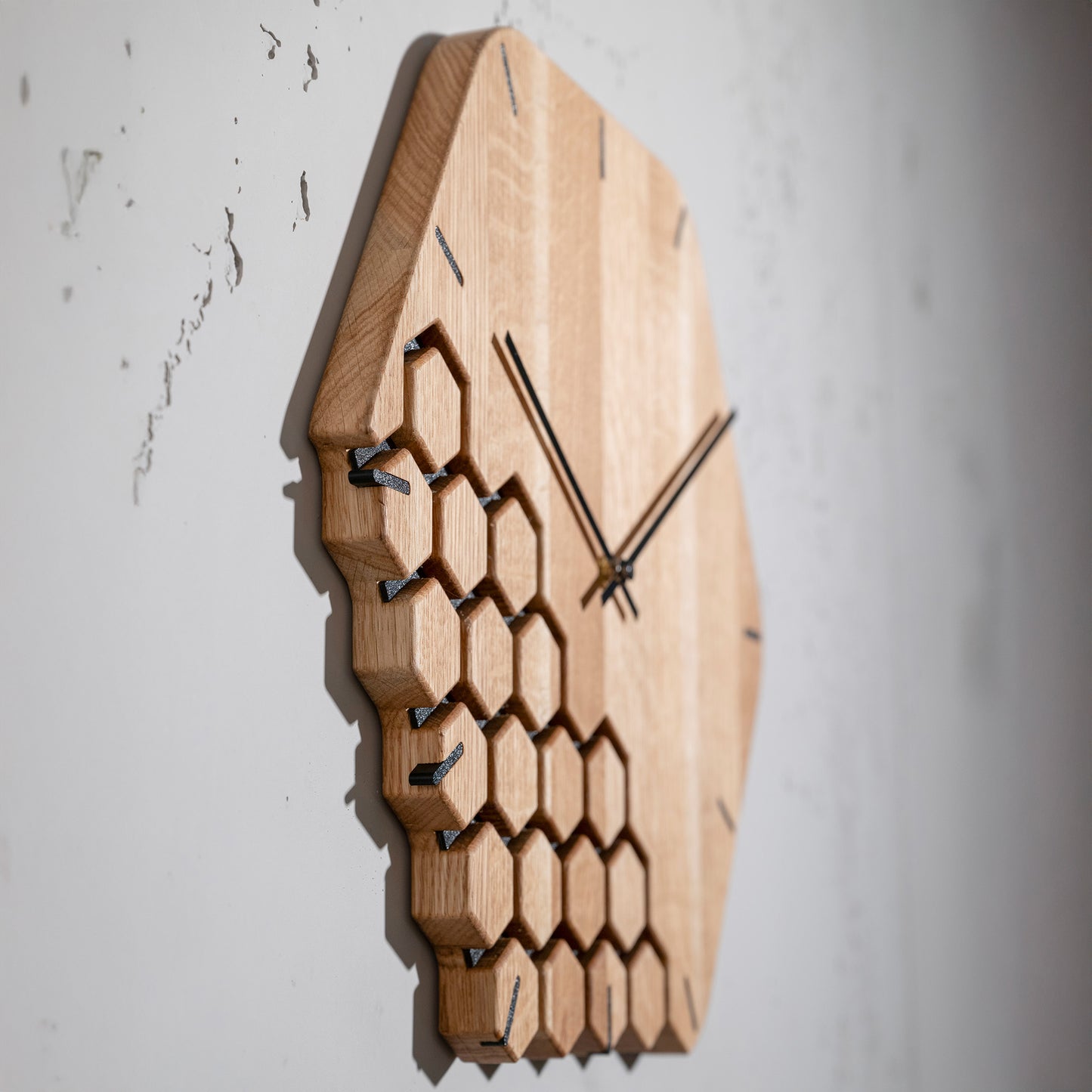 Luxhora Fragmenta Wanduhr aus Eichenholz - Seitenansicht