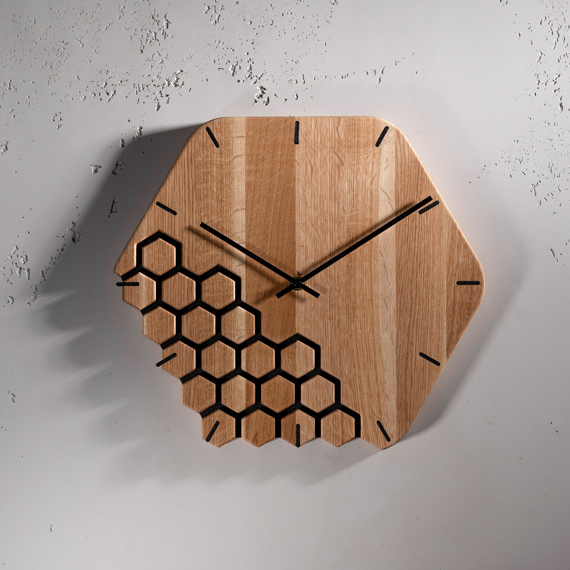 Luxhora Fragmenta Wanduhr aus Eichenholz