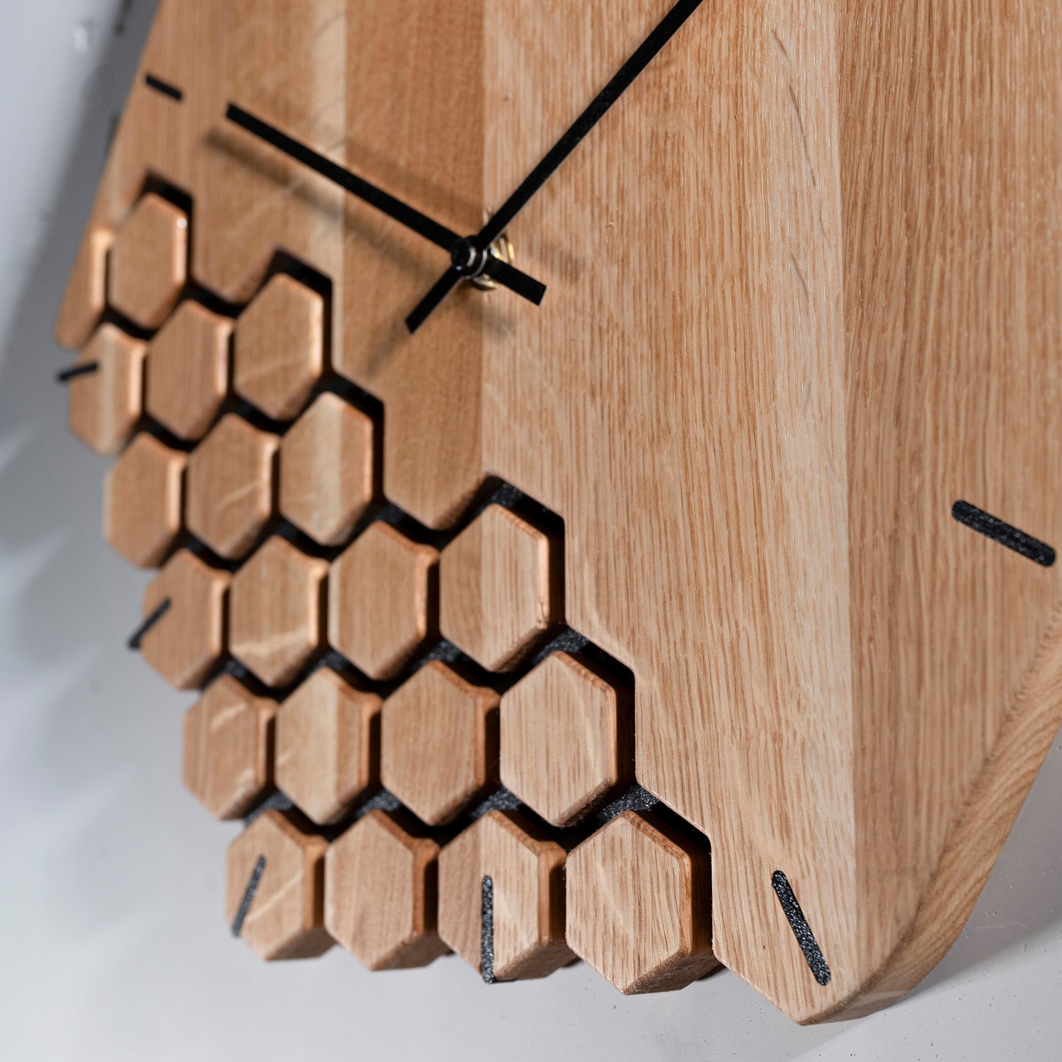 Luxhora Fragmenta Wanduhr aus Eichenholz - Detail