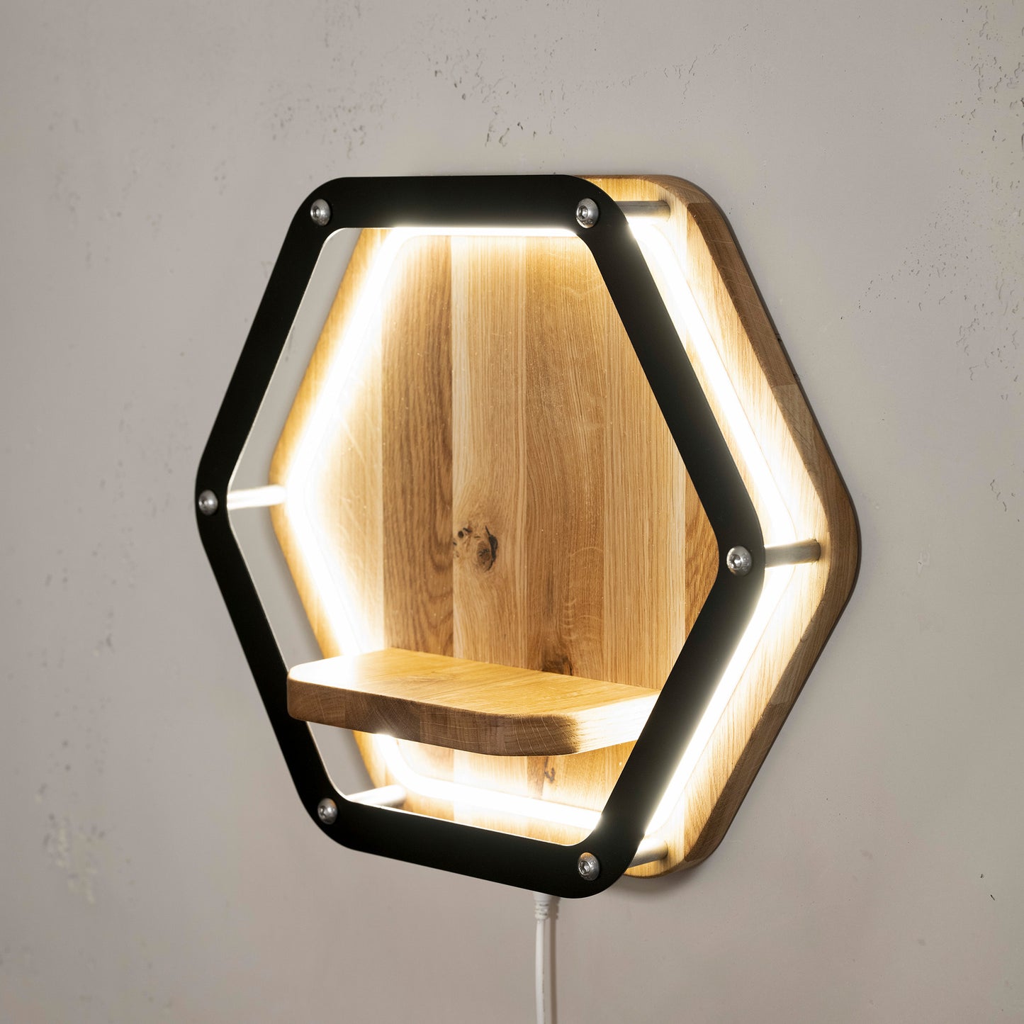 Luminara Wandpodest aus Eichenholz und schwarzem Metall mit LED - volle Beleuchtung