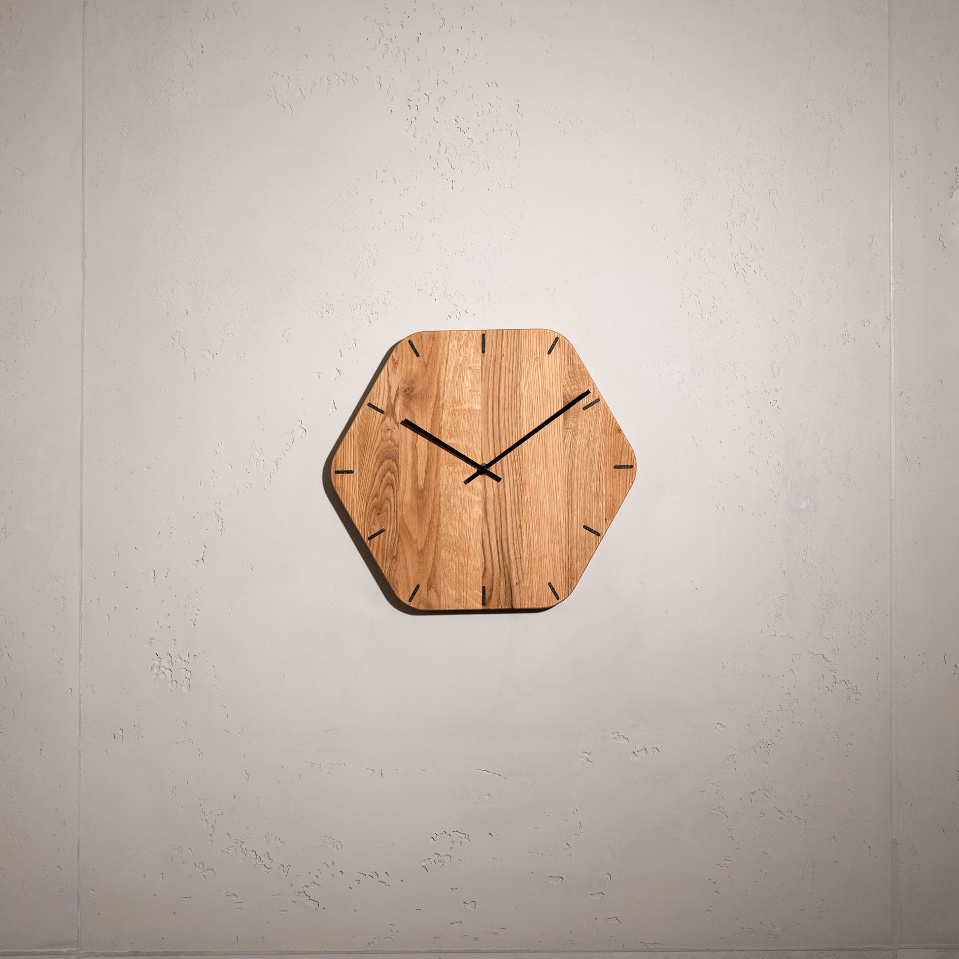 Luxhora Pura Wanduhr aus Eichenholz - Perspektive