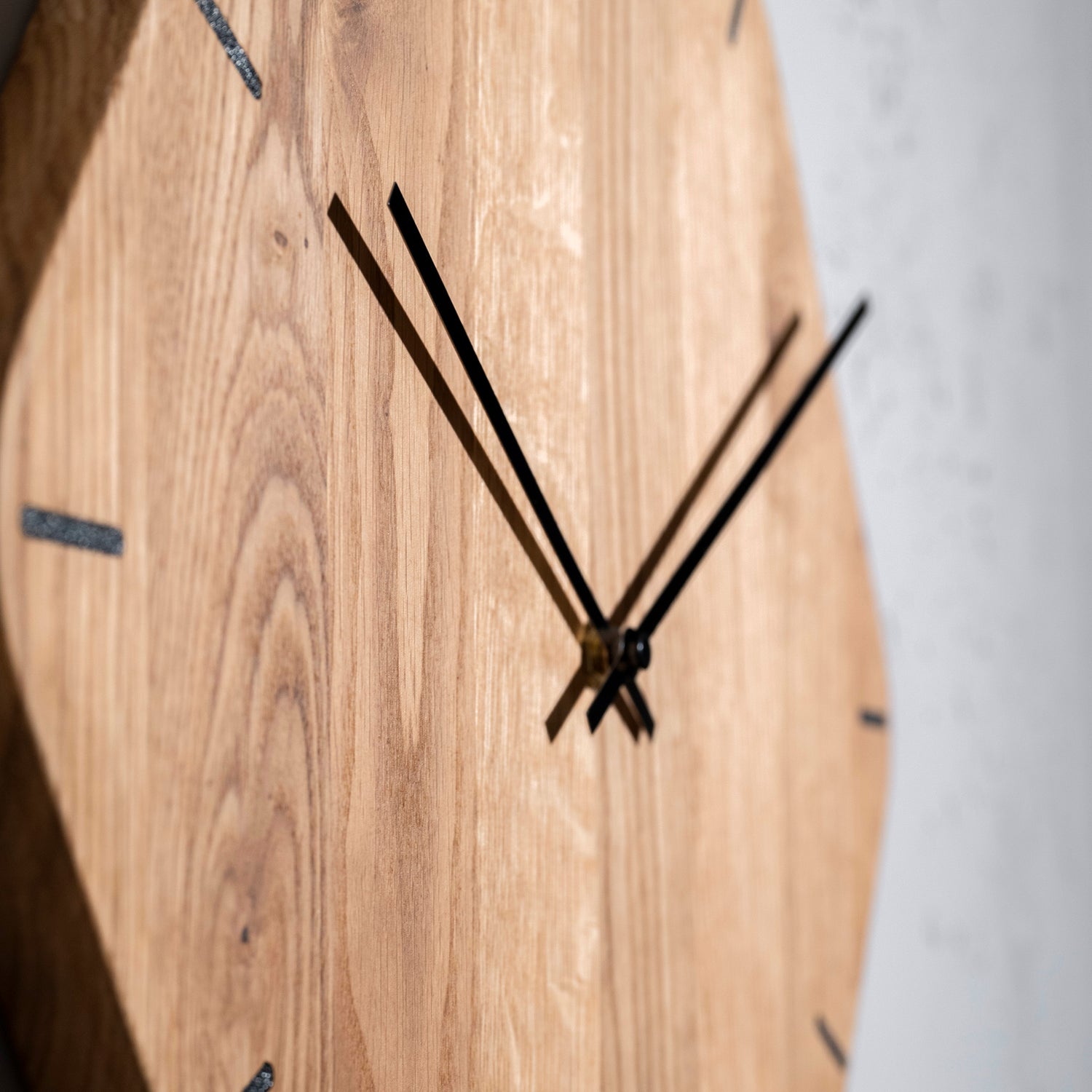 Luxhora Pura Wanduhr aus Eichenholz - Zeiger