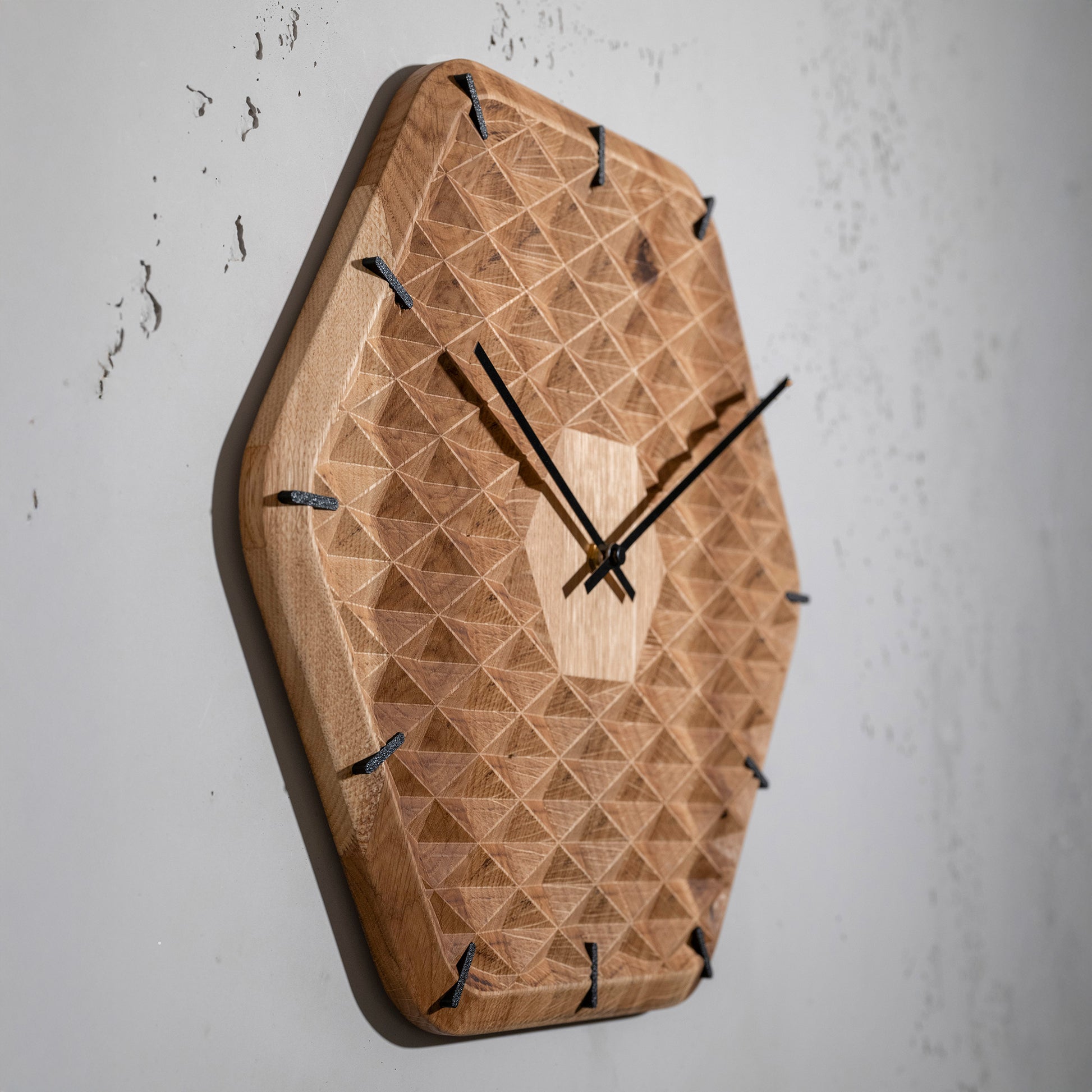 Luxhora Relievum Wanduhr aus Eichenholz - Seitenansicht