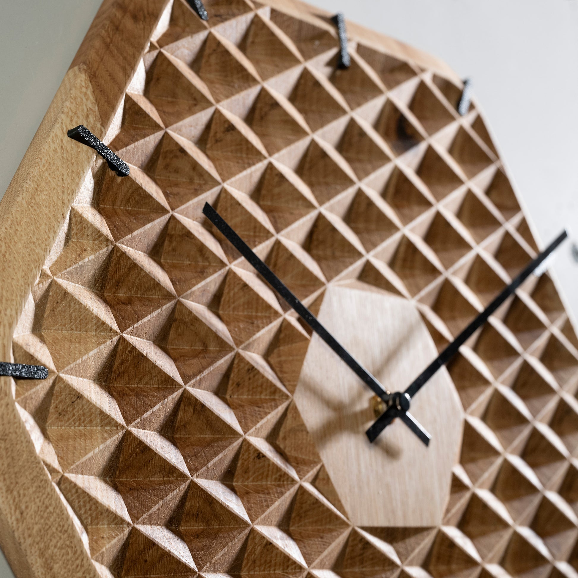Luxhora Relievum Wanduhr aus Eichenholz - Perspektive