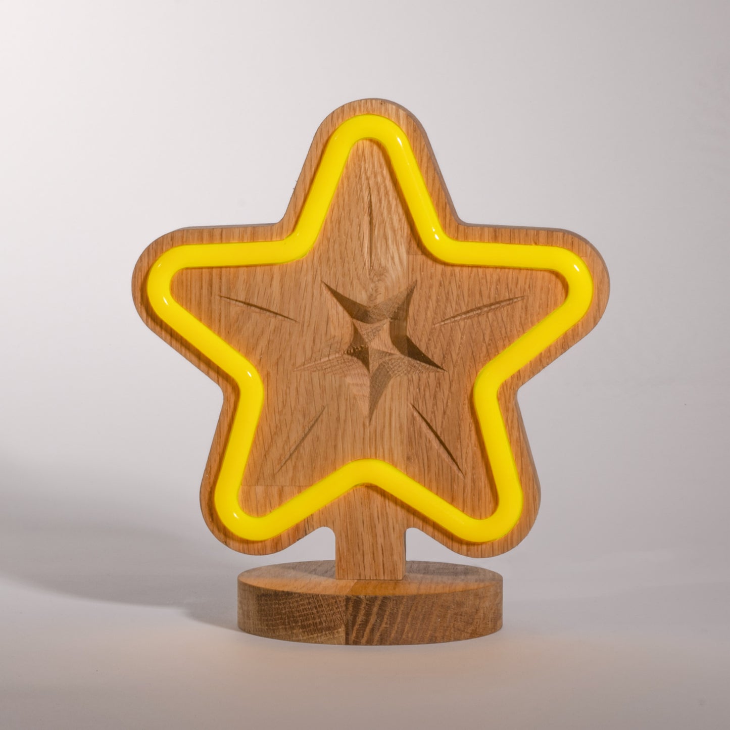 Lignulux LED Lampe aus Eichenholz - Leo der leuchtende Stern - eingeschaltet