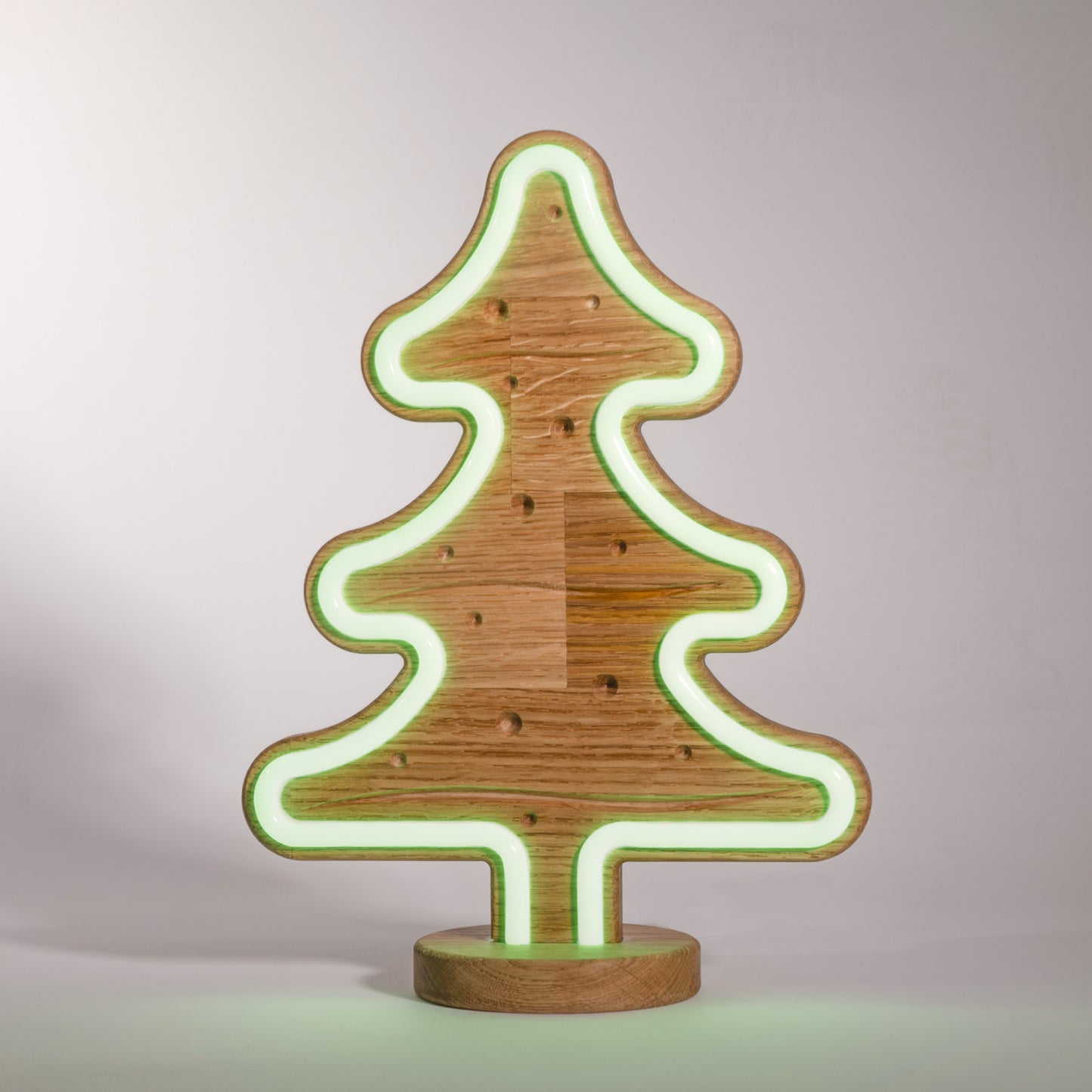 Lignulux LED Lampe aus Eichenholz - Tanja die Tanne - eingeschaltet