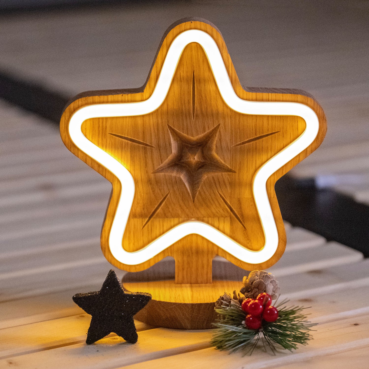 Lignulux LED Lampe aus Eichenholz- Leo der leuchtende Stern - Eingeschaltet Deko
