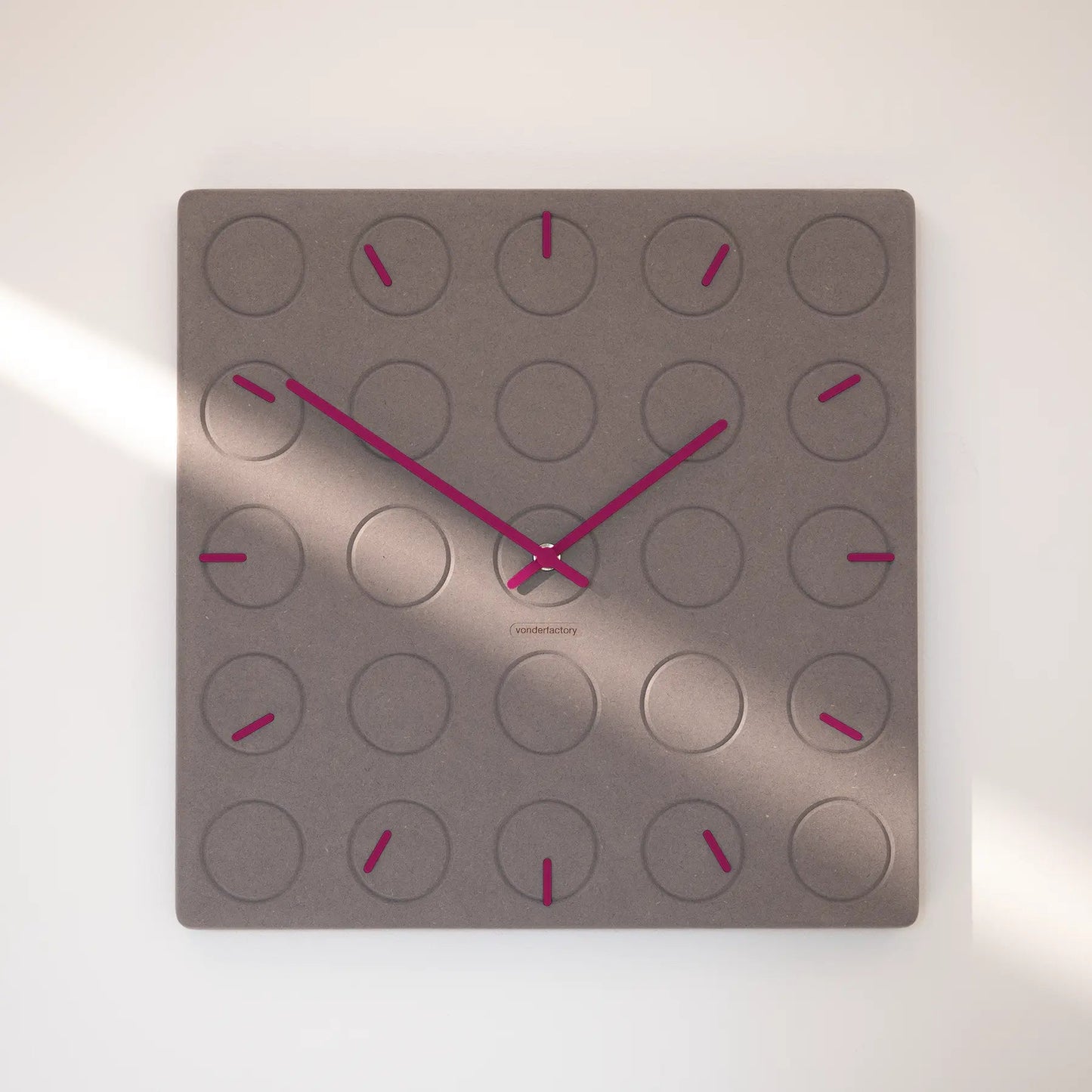 LUXHORA Circula – Wanduhr von der Factory