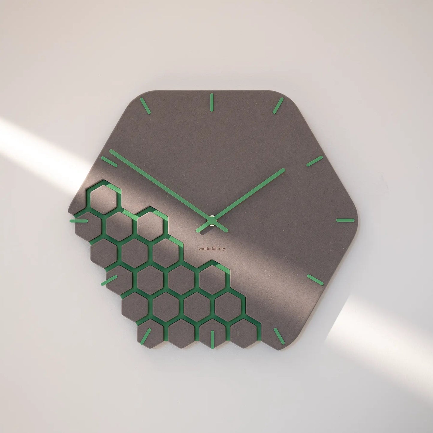 Luxhora Fragmenta – Wanduhr von der Factory