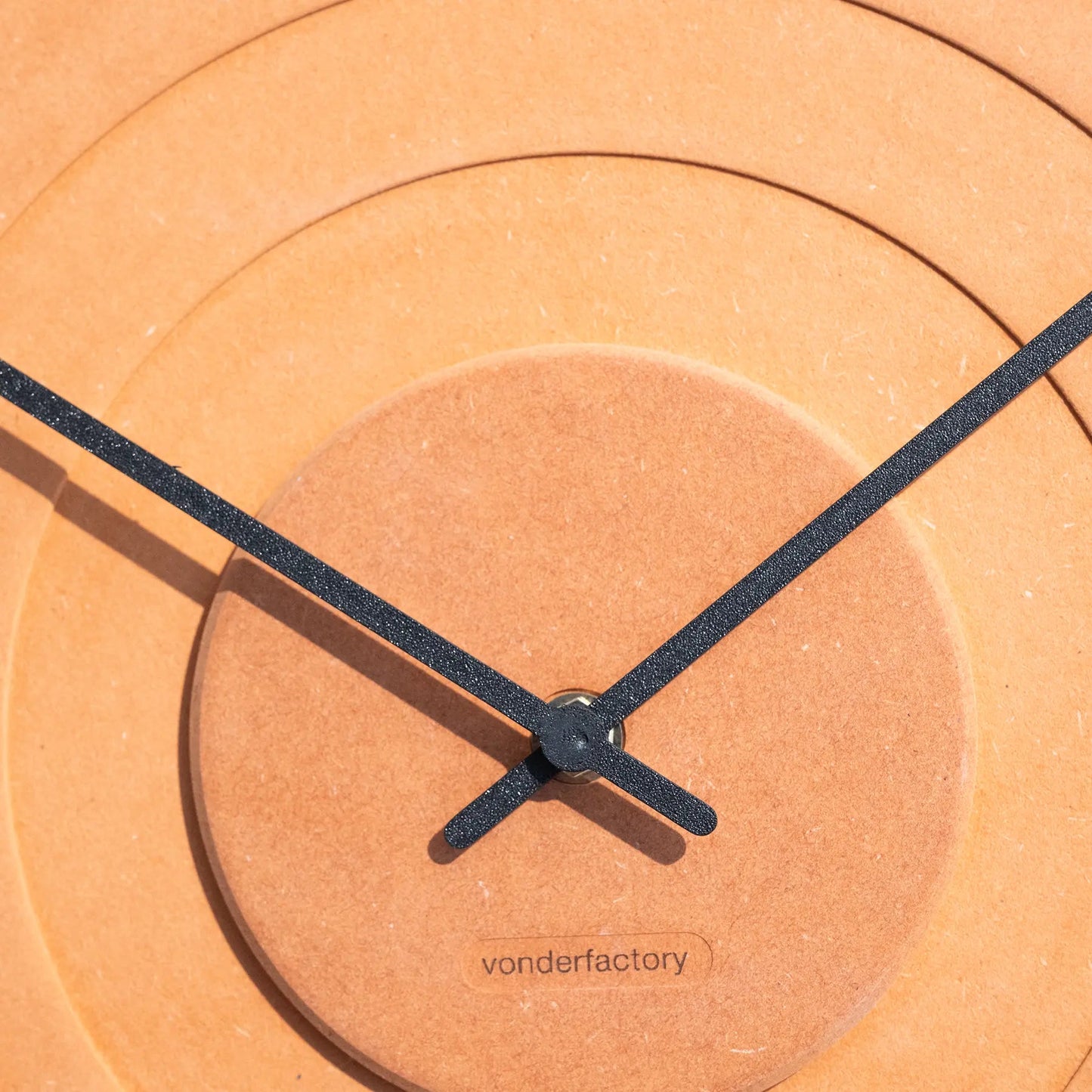 LUXHORA Arenora – Wanduhr von der Factory