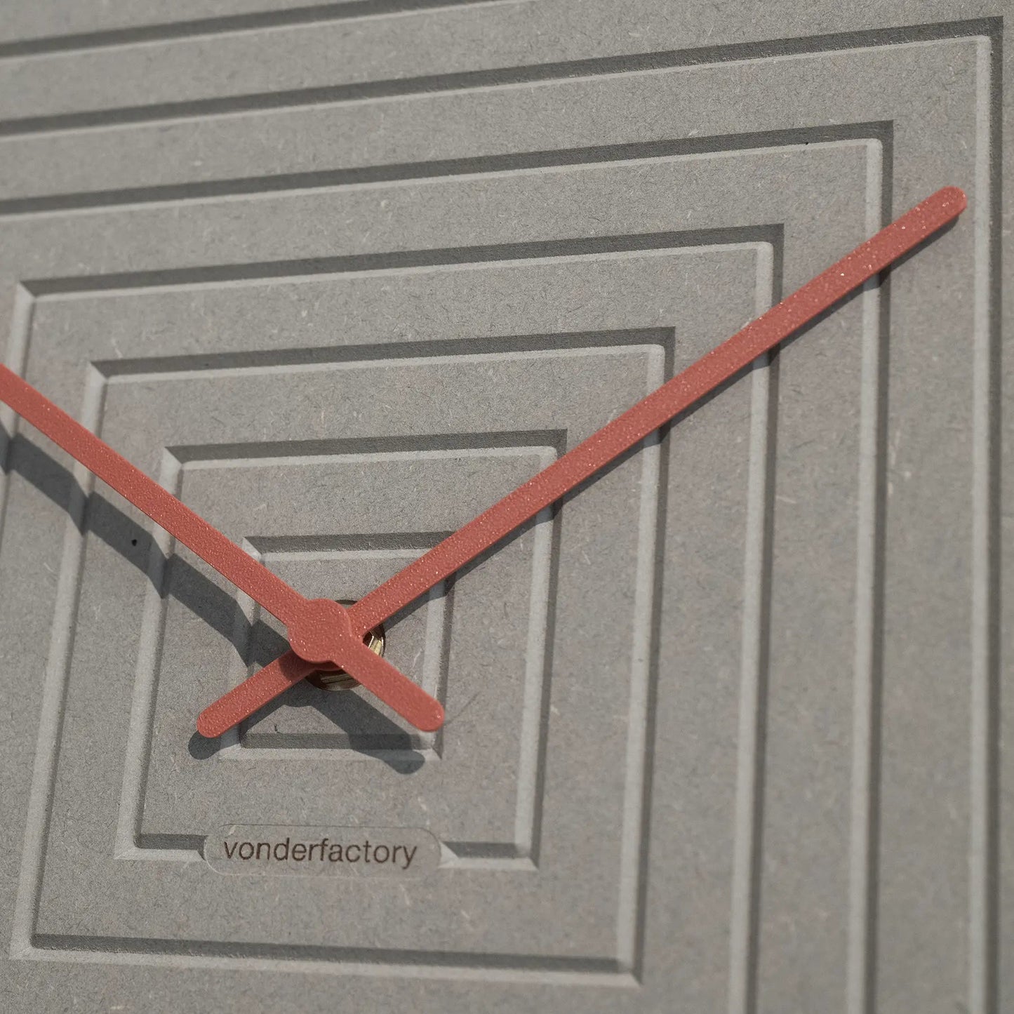 LUXHORA Arcantra – Wanduhr von der Factory