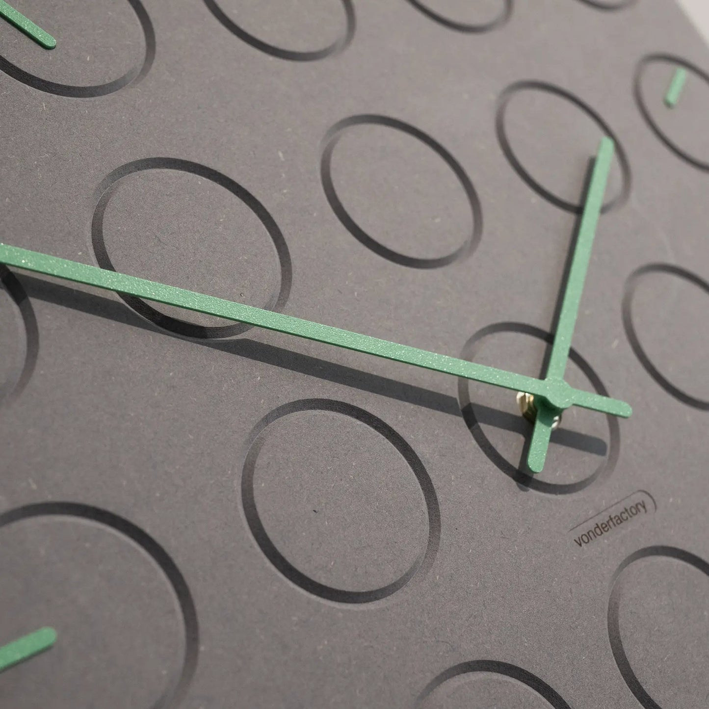 LUXHORA Circula – Wanduhr von der Factory