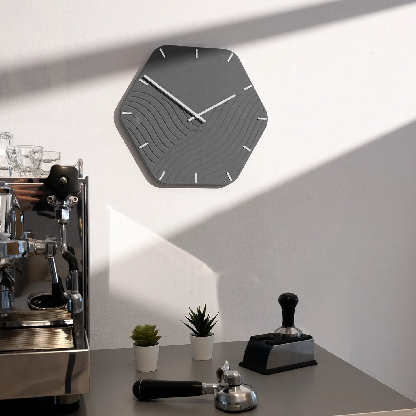 LUXHROA Unda – Wanduhr von der Factory