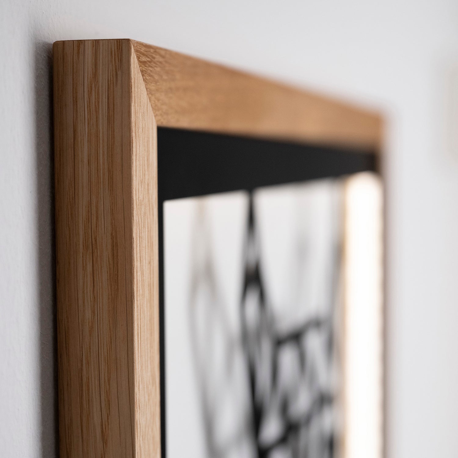 Prismis Wandbild Stahl Schwarz und Eichenholzrahmen - Eule - Detail Rahmen