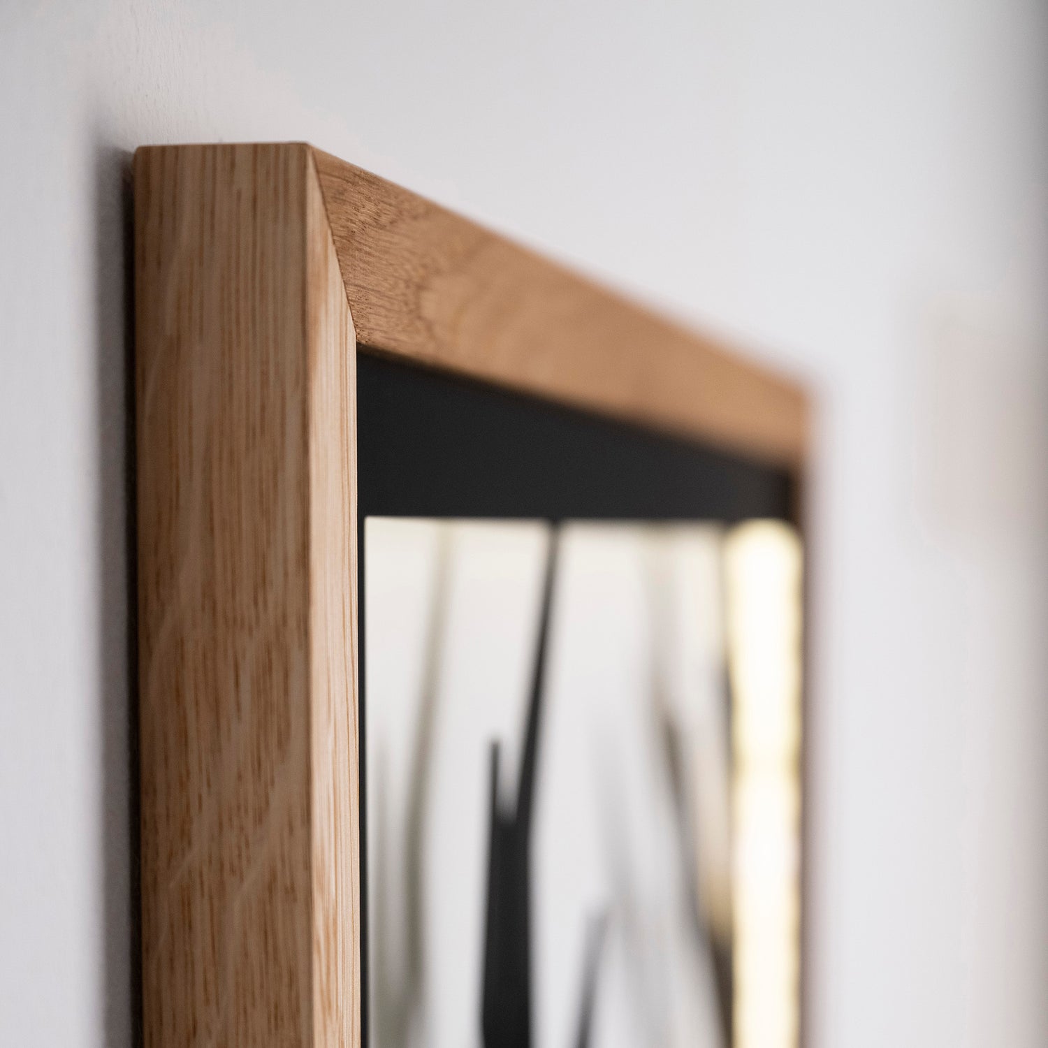 Prismis Wandbild Stahl Schwarz und Eichenholzrahmen - Hirsch - Rahmen Detail