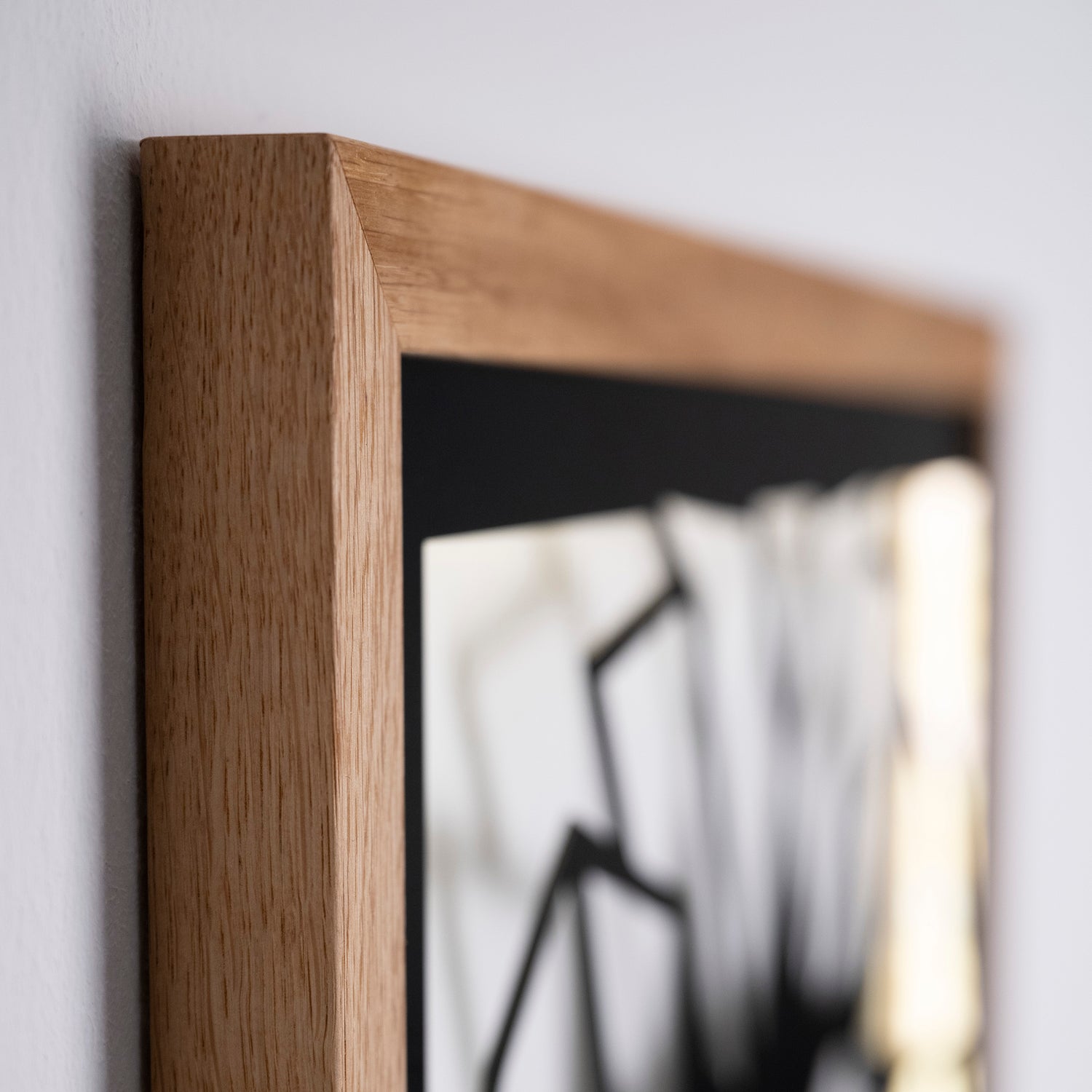 Prismis Wandbild Stahl Schwarz und Eichenholzrahmen - Rahmen Detail