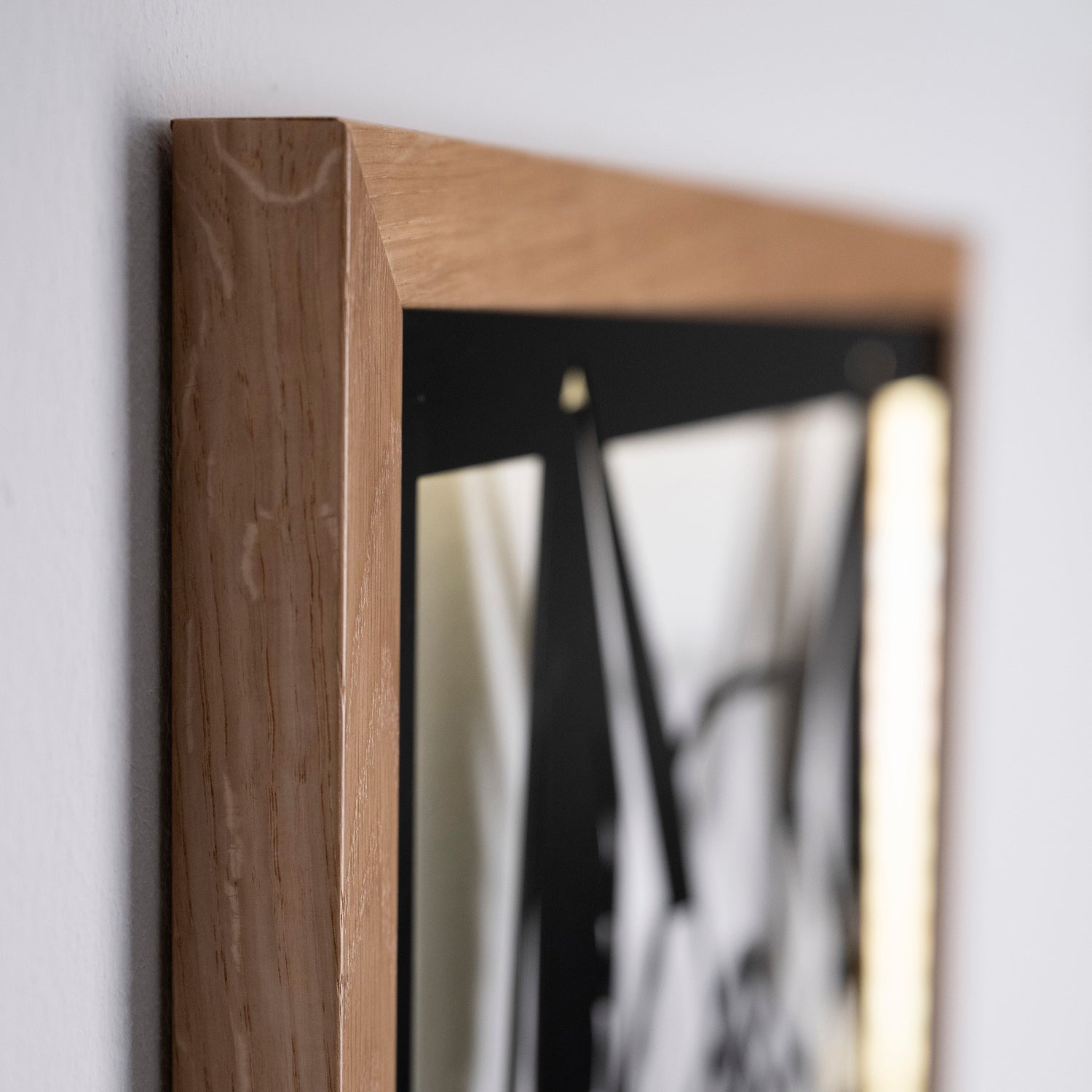 Prismis Wandbild Stahl Schwarz und Eichenholzrahmen - Rahmen Detail