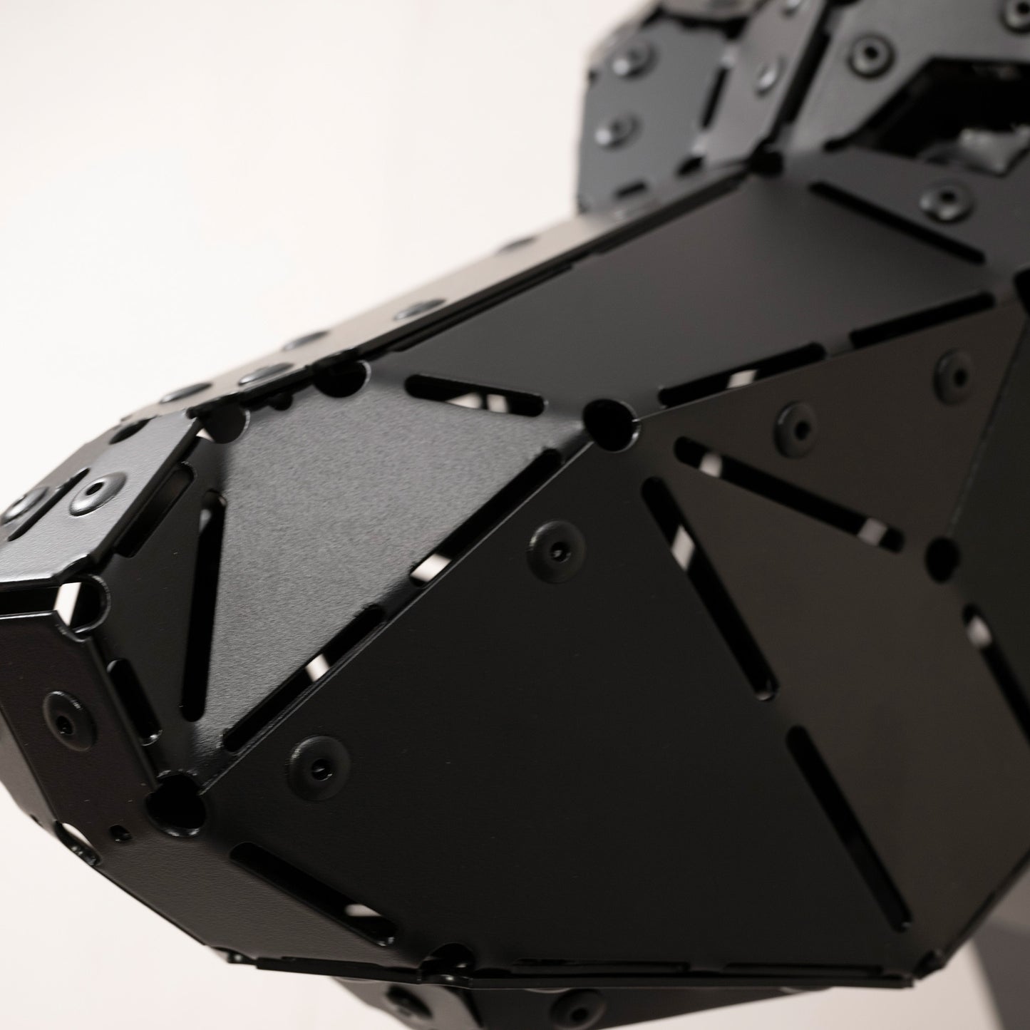 Kantéa Dobermannkopf XL aus Stahl Polygonal Nietkonstruktion - Detail