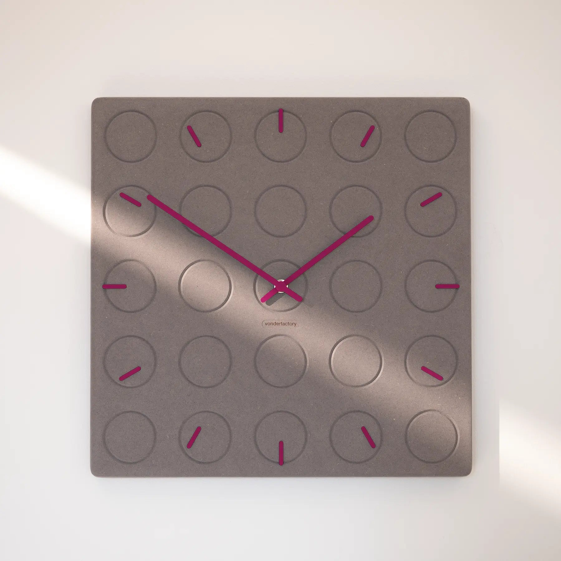 LUXHORA Circula – Wanduhr von der Factory
