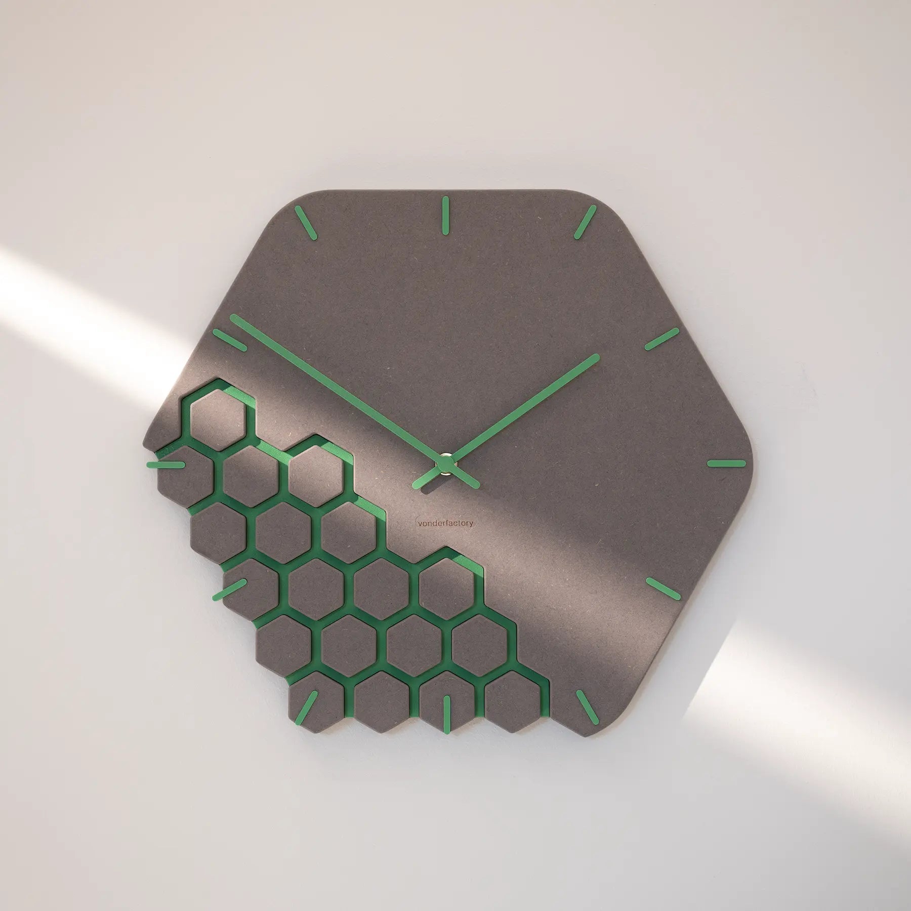 Luxhora Fragmenta – Wanduhr von der Factory