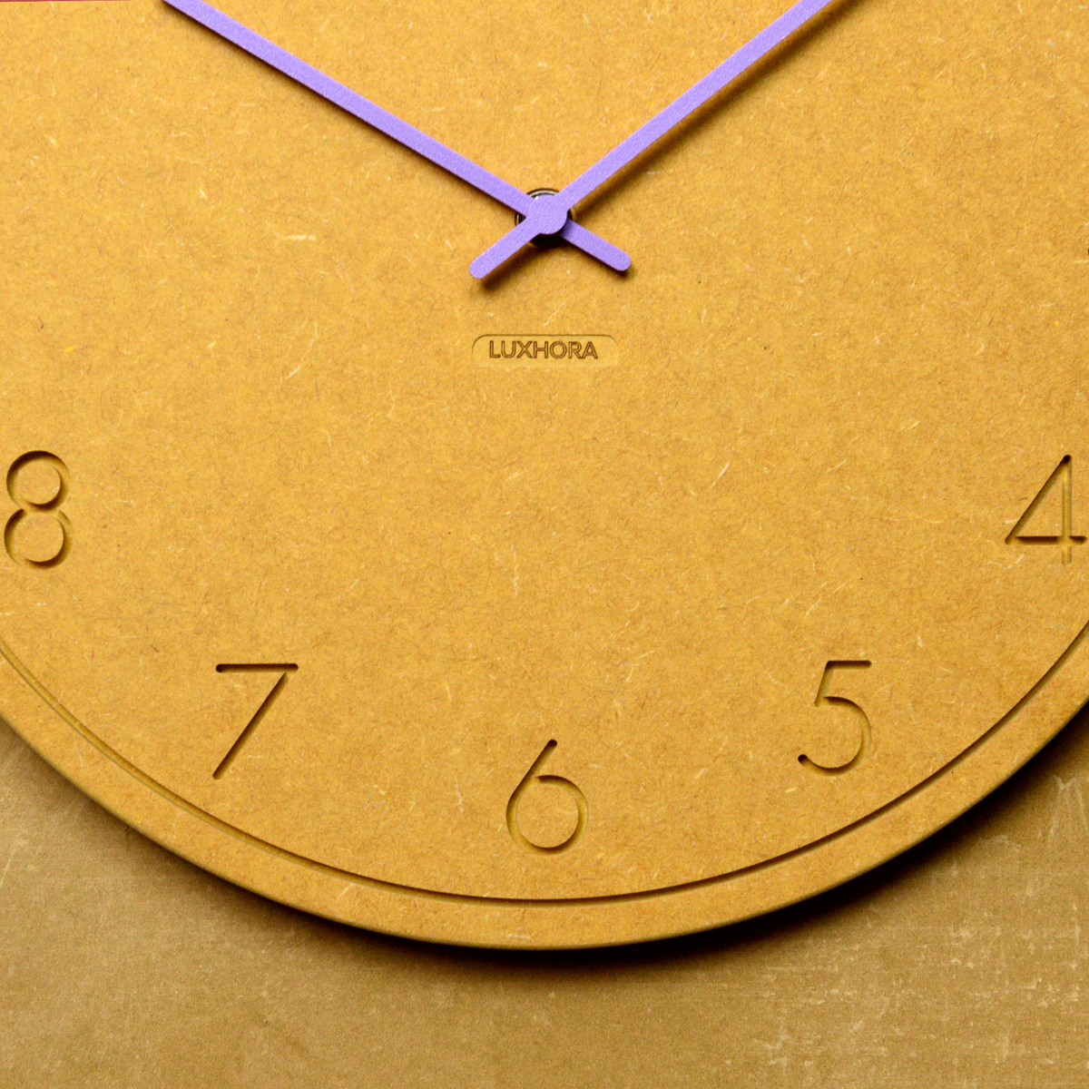 Gefräste Ziffern der LUXHORA Numera in Valchromat Gelb, Nahaufnahme