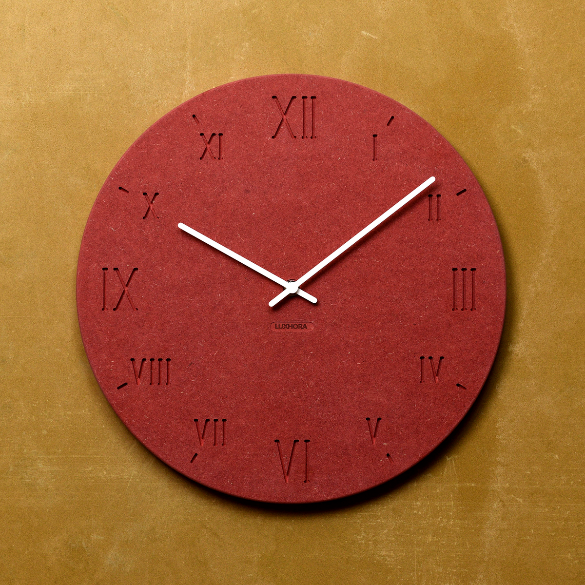 LUXHORA Romana Wanduhr in Valchromat Rot an einer Wand