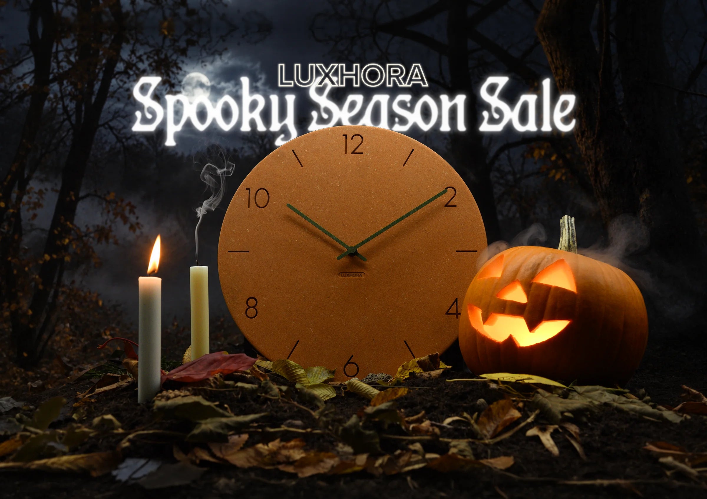 LUXHORA Spooky Season Sale: Wanduhr in Orange zwischen Kerzen und Kürbis im Herbstwald